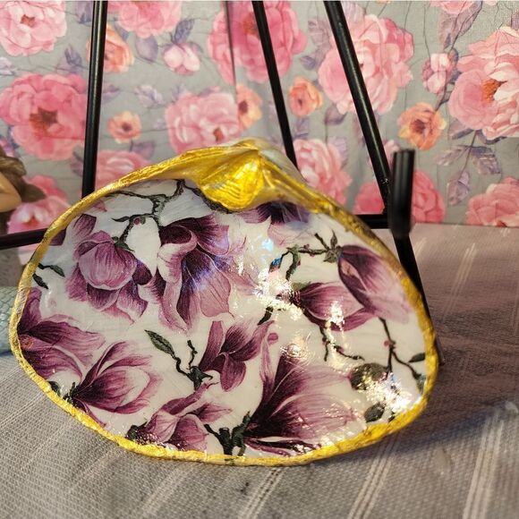 DECOUPAGE CLAM SHELL DECOUPAGE PURPLE FLOWERS ON A CLAM SHELL TRINKET DISH - Picture 3 of 9